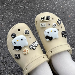 Série Preta e Branca INS Hello Kitty Gato & Peixe Charms para Sapatos Acessórios Sandálias Femininas Fivela Decorativa Presentes para Festa ﻿