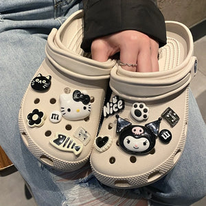 Série Preta e Branca INS Hello Kitty Gato & Peixe Charms para Sapatos Acessórios Sandálias Femininas Fivela Decorativa Presentes para Festa ﻿