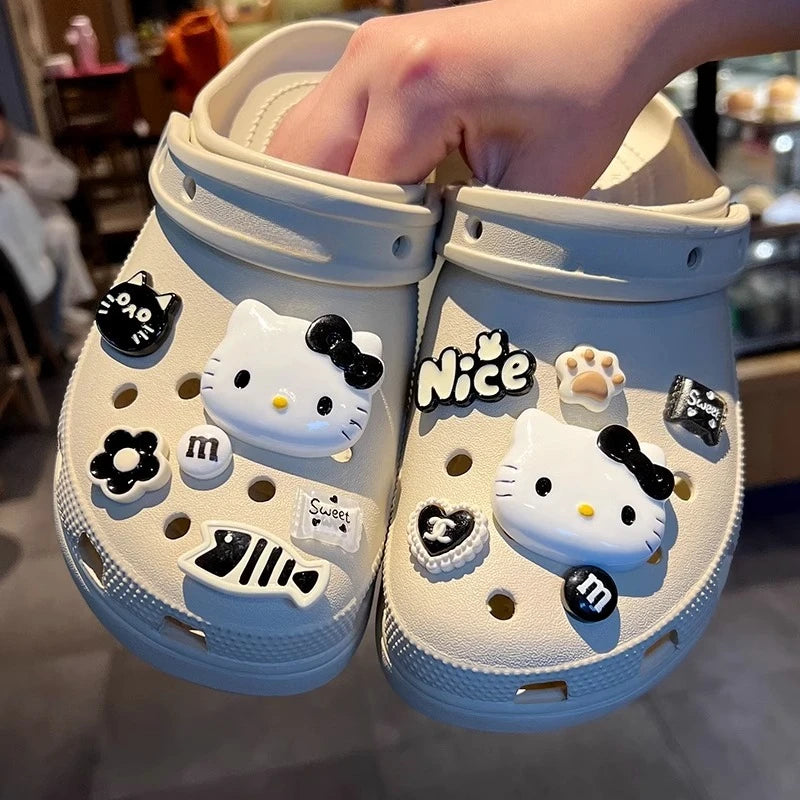 Série Preta e Branca INS Hello Kitty Gato & Peixe Charms para Sapatos Acessórios Sandálias Femininas Fivela Decorativa Presentes para Festa ﻿