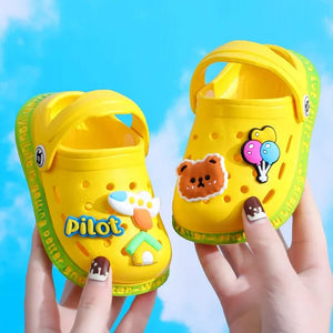 Sapatos de Verão para Crianças Sandálias Buracos Sapatos de Criança Chinelos Macios Antiderrapantes Design de Desenho Animado Buracos Sapatos de Bebê Praia de Areia Para Meninos Meninas