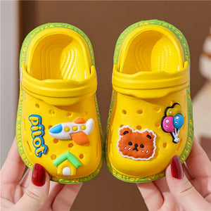 Sapatos de Verão para Crianças Sandálias Buracos Sapatos de Criança Chinelos Macios Antiderrapantes Design de Desenho Animado Buracos Sapatos de Bebê Praia de Areia Para Meninos Meninas