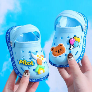 Sapatos de Verão para Crianças Sandálias Buracos Sapatos de Criança Chinelos Macios Antiderrapantes Design de Desenho Animado Buracos Sapatos de Bebê Praia de Areia Para Meninos Meninas