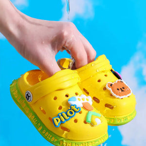 Sapatos de Verão para Crianças Sandálias Buracos Sapatos de Criança Chinelos Macios Antiderrapantes Design de Desenho Animado Buracos Sapatos de Bebê Praia de Areia Para Meninos Meninas