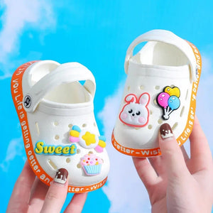 Sapatos de Verão para Crianças Sandálias Buracos Sapatos de Criança Chinelos Macios Antiderrapantes Design de Desenho Animado Buracos Sapatos de Bebê Praia de Areia Para Meninos Meninas