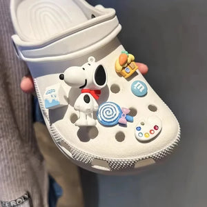 Venda Quente de Charms para Sapatos Snoopy para Tamancos 3D DIY Decorações de Fivela de Sapato de Boneca Acessórios para Sandálias Lembrancinhas e Conjunto de Presentes