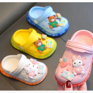 Chinelos Infantis Bonitos de Desenhos Animados Meninas Meninos com Solas Macias Sacolas para Bebês Sapatos Perfurados Sandálias para Casa e Bebês