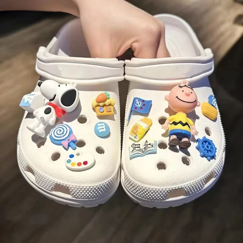 Venda Quente de Charms para Sapatos Snoopy para Tamancos 3D DIY Decorações de Fivela de Sapato de Boneca Acessórios para Sandálias Lembrancinhas e Conjunto de Presentes