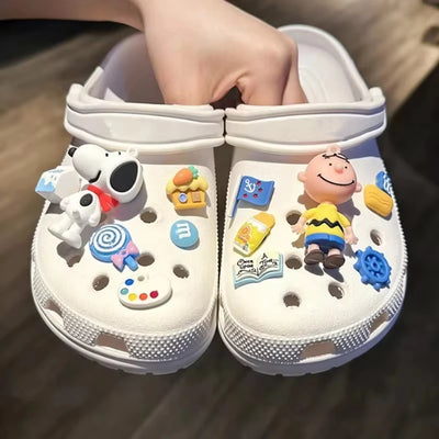 Venda Quente de Charms para Sapatos Snoopy para Tamancos 3D DIY Decorações de Fivela de Sapato de Boneca Acessórios para Sandálias Lembrancinhas e Conjunto de Presentes