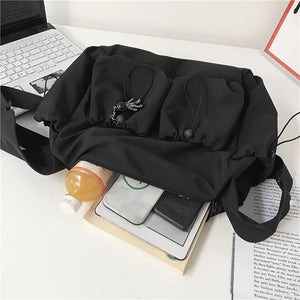Bolsa Transversal Fashion com Detalhe de Corda - Espaçosa e com Fecho de Zíper Seguro - Inclui Charme Estiloso para Bolsa