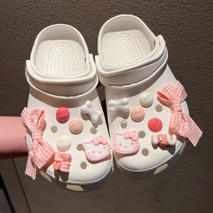 Série Preta e Branca INS Hello Kitty Gato & Peixe Charms para Sapatos Acessórios Sandálias Femininas Fivela Decorativa Presentes para Festa ﻿