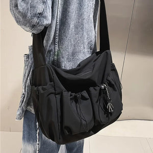 Bolsa Transversal Fashion com Detalhe de Corda - Espaçosa e com Fecho de Zíper Seguro - Inclui Charme Estiloso para Bolsa