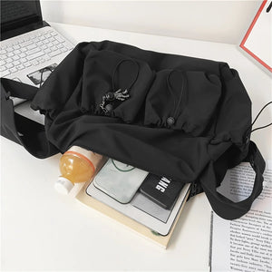 Bolsa Transversal Fashion com Detalhe de Corda - Espaçosa e com Fecho de Zíper Seguro - Inclui Charme Estiloso para Bolsa